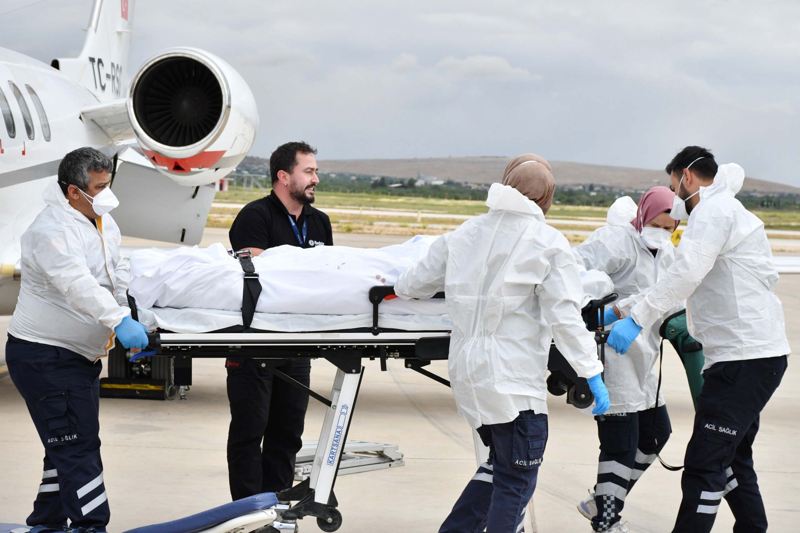 Umre’de rahatsızlanan vatandaş ambulans uçakla yurda getirildi